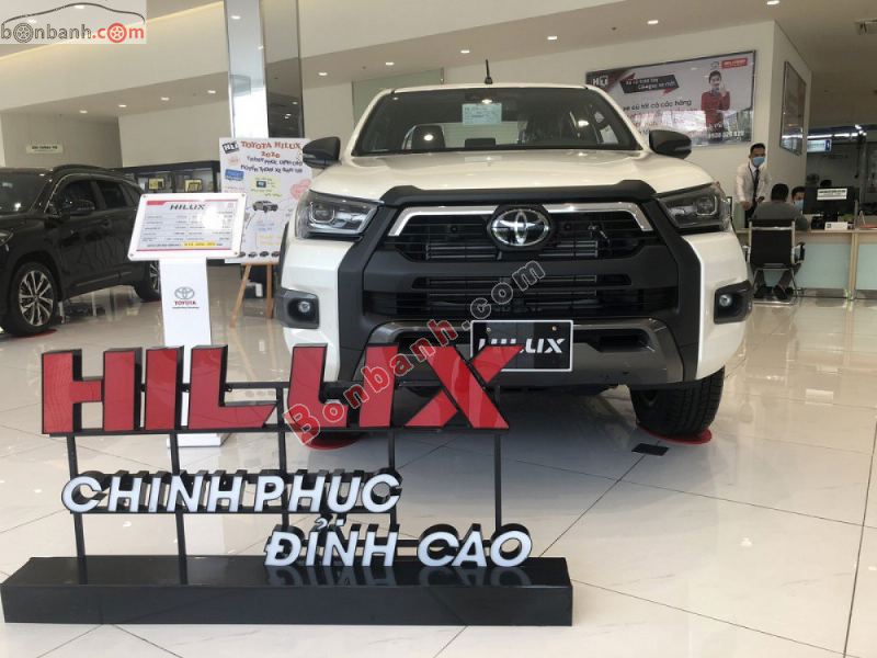 Hình ảnh xe Toyota Hilux 2021 màu trắng tại Việt Nam