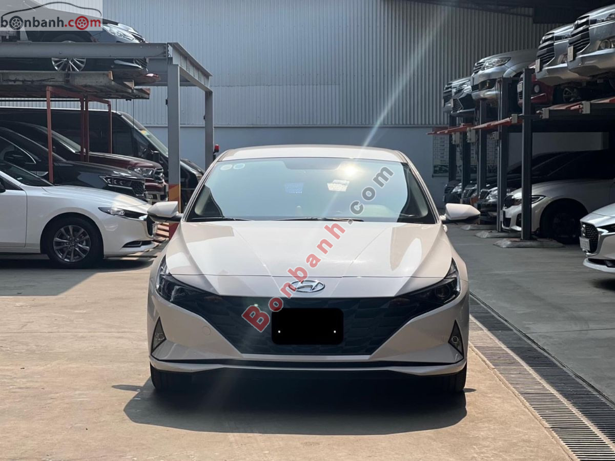 Hyundai Elantra 1.6 AT Tiêu chuẩn 2022