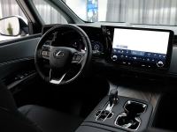 Xe Lexus LM 500h 2024