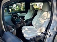 Xe Lexus LM 300h Royal Lounge 2020