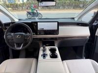 Xe Lexus LM 500h 2025