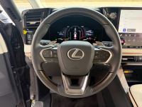 Xe Lexus LM 500h 2025